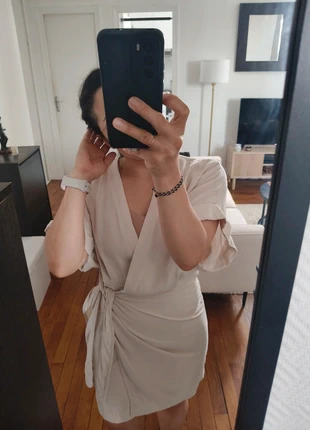 Robe crème cache-coeur, merk: & Other Stories, staat: Heel goed, maat: XS / 34 / 6, € 22,00, € 23,80 inclusief Kopersbescherming