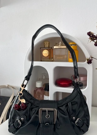 black y2k shoulder bag with charm, marque: Vintage Dressing, état: Neuf sans étiquette, 20,00 €, 21,70 € Protection acheteurs incluse