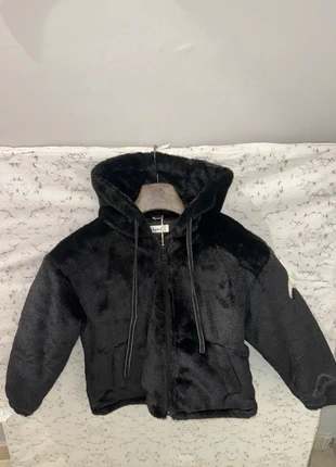 Bomber in pelliccia nera con cappuccio con scritta sul retro | Taglie 6-16 anni, marca: Chico, estado: Novo com etiquetas, tamanho: 6 anos / 116 cm, €50.00, €53.20 inclui Proteção do Comprador