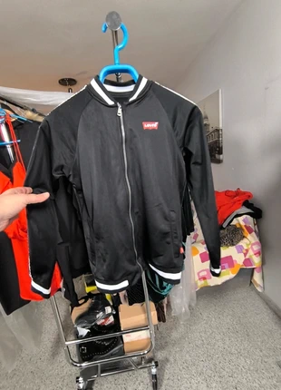 Chaqueta deportiva Levi’s negra T16A (176 cm) / Veste sportive Levi’s noire T16A (176 cm), marque: Levi's, état: Neuf sans étiquette, taille: 16 ans / 176 cm, 15,90 €, 17,40 € Protection acheteurs incluse