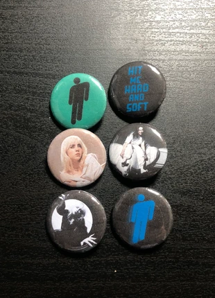 Billie Eilish buttonset 6pcs 2.5cm, merk: Billie Eilish, staat: Nieuw met prijskaartje, € 6,00, € 7,00 inclusief Kopersbescherming