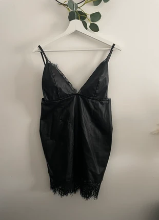 🌸jolie Robe de soirée en simili cuir noire dos nu été taille 40🌸, état: Très bon état, taille: L / 40 / 12, 8,00 €, 9,10 € Protection acheteurs incluse