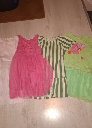 Bundle of dresses HM, marque: H&M, état: Très bon état, taille: 8 ans / 128 cm, 8,00 €, 9,10 € Protection acheteurs incluse