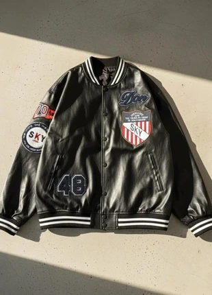 Veste varsity noire patchée, merk: Sky District Co., staat: Heel goed, maat: M, € 90,00, € 95,20 inclusief Kopersbescherming