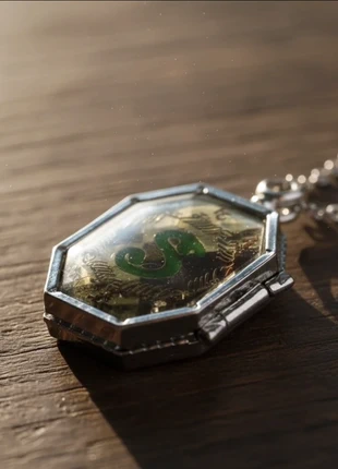 Collana Harry Potter - Medaglione Salazar Serpeverde (Horcrux), brand: Harry Potter, condizioni: Nuovo con cartellino, €13.80, €15.19 include la Protezione acquisti