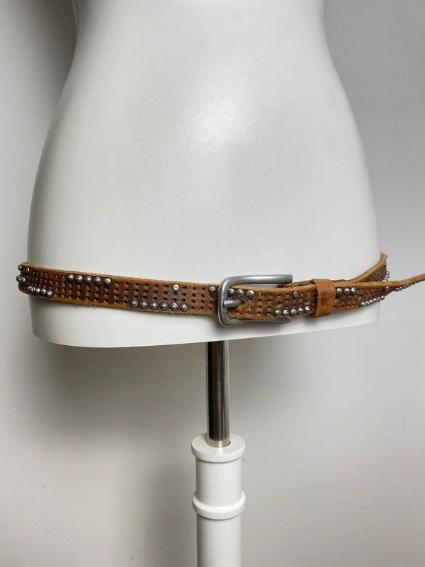 Comma Ledergürtel mit Nieten und silbernem Schnallenverschluss - Hauptbild