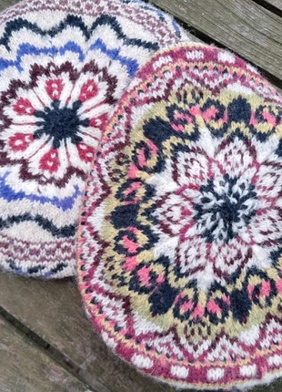 2 handgemaakte baretten naar ontwerp van Kate Davies, marca: Handgemaakt, estado: Muy bueno, tamaño: 57, 12,50 €, 13,83 € Protección al comprador incluida