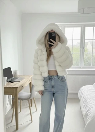 Veste courte blanche en fausse fourrure avec capuche – style cozy chic / hiver, marque: Glamour, état: Très bon état, taille: S / 36 / 8, 60,00 €, 63,70 € Protection acheteurs incluse