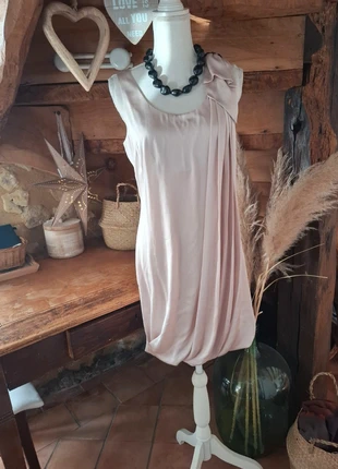 Robe satinée nude H&M, Taille 36/38 – Parfaite & sublime pour les fêtes 🌟, brand: H&M, condizioni: Ottime, taglia: S / IT 40 / EU 36, €6.90, €7.95 include la Protezione acquisti