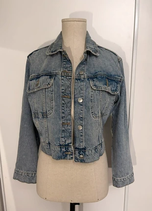 Veste en jean courte délavée KIABI - Taille S/ M (36/38), marque: Kiabi, état: Très bon état, taille: M / 38 / 10, 12,00 €, 13,30 € Protection acheteurs incluse