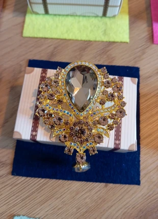 Broche avec la boîte, merk: luxe.fr, staat: Heel goed, € 5,00, € 5,95 inclusief Kopersbescherming Pro