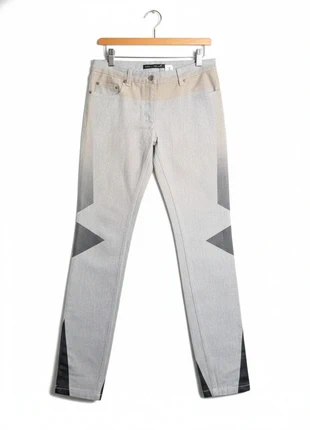 Réf.540 Jeans Balenciaga Denim Gris Skinny Motif Graphique Bicolore, marque: Balenciaga, état: Très bon état, taille: M / 38 / 10, 79,00 €, 83,65 € Protection acheteurs incluse