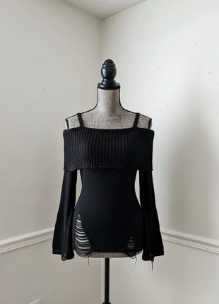 Pull noir épaules dénudées – mood dark & effiloché, marque: friperie atelier, état: Très bon état, taille: M / 38 / 10, 32,99 €, 35,34 € Protection acheteurs incluse