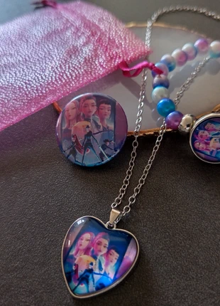 Ensemble collier bracelet et badge vêtements K pop demon hunters, marque: K-pop demon hunters, état: Neuf avec étiquette, 13,00 €, 14,35 € Protection acheteurs incluse