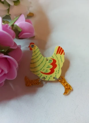 Broche petite poule jaune à pois et bottes dorées, brand: Poulette, condition: Very good, €7.90, €9.00 includes Buyer Protection