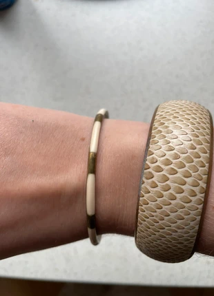 Armbandenset (2 stuks, crème/beige), merk: geen merk, staat: Heel goed, € 1,50, € 2,28 inclusief Kopersbescherming