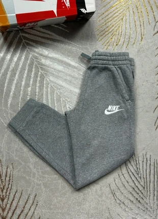 Jogging Nike gris clairs logo brodé Nike blanc, marque: Nike, état: Très bon état, taille: XS, 28,00 €, 30,10 € Protection acheteurs (Pro) incluse