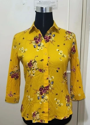 Chemise Stradivarius jaune fleurie S, marque: Stradivarius, état: Très bon état, taille: S / 36 / 8, 4,00 €, 4,90 € Protection acheteurs incluse