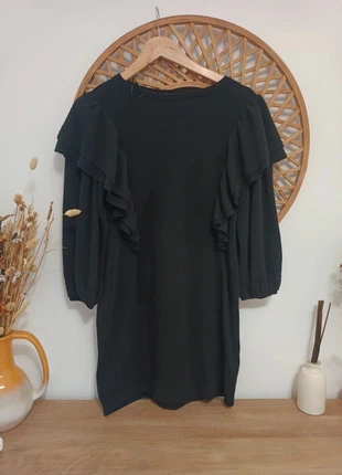 Vestido negro con mangas largas abullonadas y volantes, talla S, marca: Bershka, estado: Muito bom, tamanho: S / 36 / 8, €10.00, €11.20 inclui Proteção do Comprador