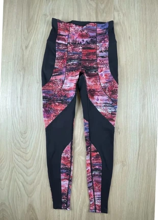 Legging Lululemon | Pilates musculation fitness yoga | Noir et rose motifs fleuris| Taille 4-XXS, brand: Lululemon, condizioni: Ottime, taglia: XXS / IT 36 / EU 32, €18.00, €19.60 include la Protezione acquisti