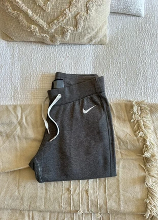 Jogging gris Nike, marque: Nike, état: Très bon état, taille: S / 36 / 8, 13,00 €, 14,35 € Protection acheteurs incluse