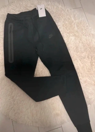 Jogging Nike tech fleece noir Neuf ~Taille Xs~, brand: Nike, condizioni: Nuovo con cartellino, taglia: XS, €55.00, €58.45 include la Protezione acquisti