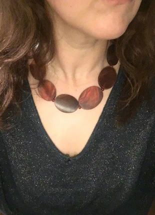 collier femme en bois couleur rouge, staat: Heel goed, € 5,00, € 5,95 inclusief Kopersbescherming