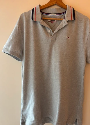 Grijze Tommy Jeans polo maat M, merk: Tommy Jeans, staat: Heel goed, maat: M, € 5,00, € 5,95 inclusief Kopersbescherming