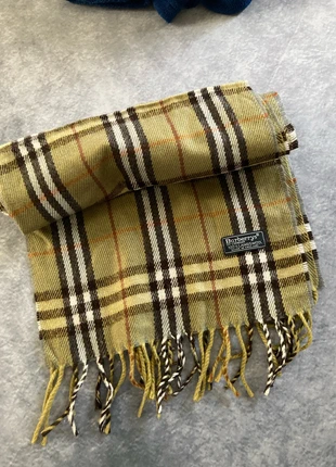 Écharpe burberry en parfait état, marque: Burberry, état: Très bon état, 20,00 €, 21,70 € Protection acheteurs incluse