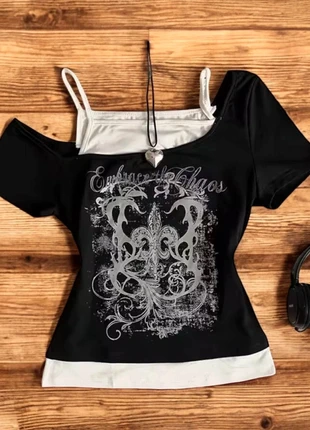 T-shirt noir « Embrace the Chaos » effet layer – y2k punk goth streetwear
Rare S, brand: y2k, condizioni: Nuovo con cartellino, taglia: S / IT 40 / EU 36, €39.00, €41.65 include la Protezione acquisti