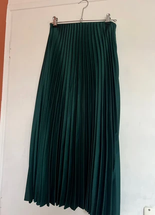 Jupe satinée plissée mi longue Zara, marque: Zara, état: Très bon état, taille: XS / 34 / 6, 8,00 €, 9,10 € Protection acheteurs incluse