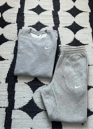Ensemble Nike Gris Solo Swoosh (XS), marke: Nike, zustand: Sehr gut, größe: XS, 46,00 €, 49,00 € inklusive Vinted-Käuferschutz