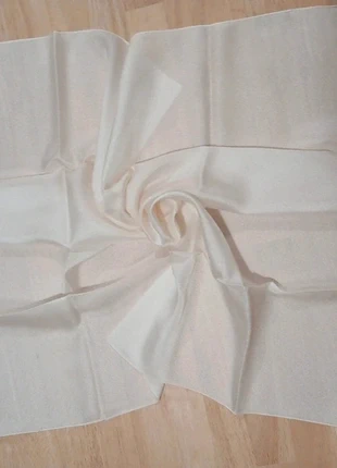 Carré soyeux vintage. Blanc, brand: Vintage, condition: Good, €6.00, €7.00 includes Buyer Protection