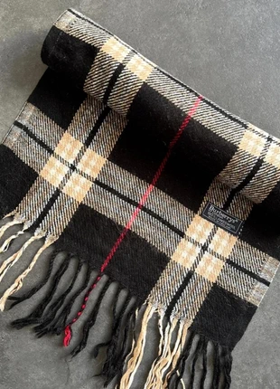 Écharpe noire et beige burberry burberrys 100% laine femme, marque: Burberry, état: Très bon état, 22,00 €, 23,80 € Protection acheteurs incluse