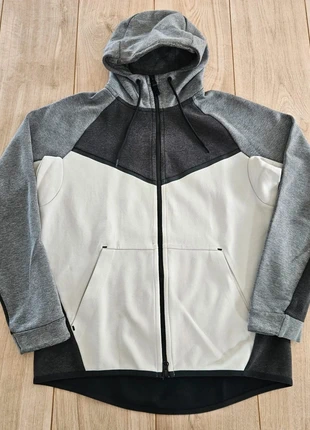 Veste nike tech fleece grise et blanche - Taille M, merk: Nike, staat: Heel goed, maat: M, € 16,00, € 17,50 inclusief Kopersbescherming