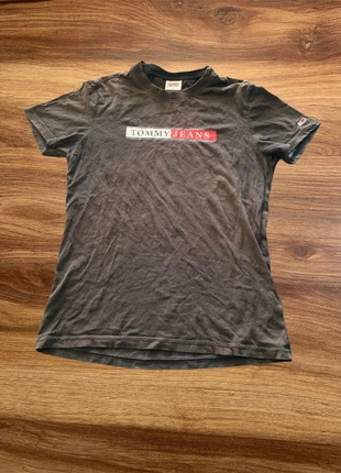 T-shirt tommy jeans, brand: Tommy Jeans, condizioni: Discrete, taglia: XS / IT 38 / EU 34, €1.00, €1.75 include la Protezione acquisti