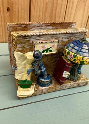 Porte-lettres / serviettes vintage en résine -décor bureau rétro lampe vitrail & microscope, merk: Vintage Boutique, staat: Goed, € 7,00, € 8,05 inclusief Kopersbescherming