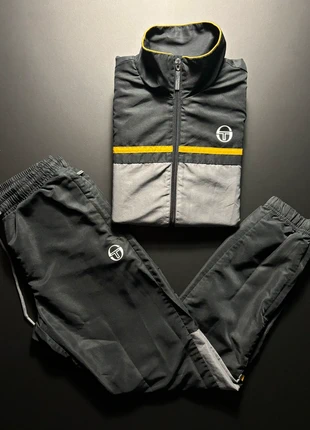 Ensemble Sergio Tacchini Taille S noir et gris, marque: Sergio Tacchini, état: Très bon état, taille: S, 49,00 €, 52,15 € Protection acheteurs (Pro) incluse