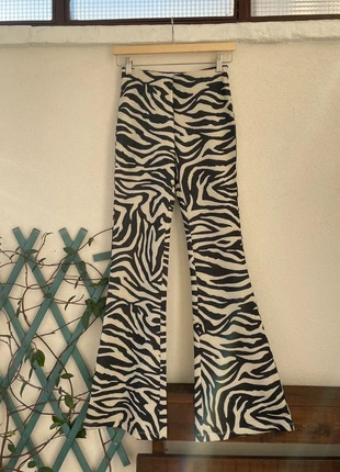 pantaloni a zampa animalier con brillantini, brand: H&M, condizioni: Nuovo senza cartellino, taglia: XXS / IT 36 / EU 32, €4.00, €4.90 include la Protezione acquisti