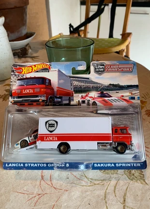 Hot Wheels Premium Team Transport Lancia Stratos Sakura Sprinter, marke: Hot Wheels, zustand: Neu, mit Etikett, größe: Frühchen, bis 44, 36,00 €, 38,50 € inklusive Vinted-Käuferschutz