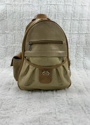 Sac à dos vintage Y2K en simili cuir beige/kaki avec finitions marron clair contrastantes, brand: Vintage Dressing, condition: Very good, €19.00, €20.65 includes Buyer Protection Pro