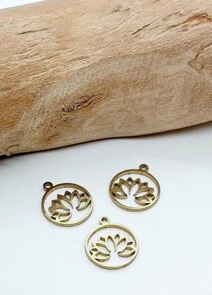 Lot de 3 breloques lotus dorées en acier inoxydable (BRE-67), marca: breloques acier inoxydable, estado: Muito bom, €2.70, €3.54 inclui Proteção do Comprador Pro