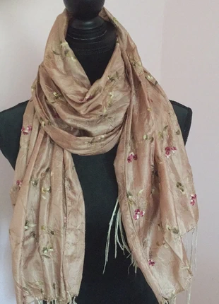 Mooie glanzende beige sjaal met geborduurde bloemen, staat: Heel goed, € 9,95, € 11,15 inclusief Kopersbescherming