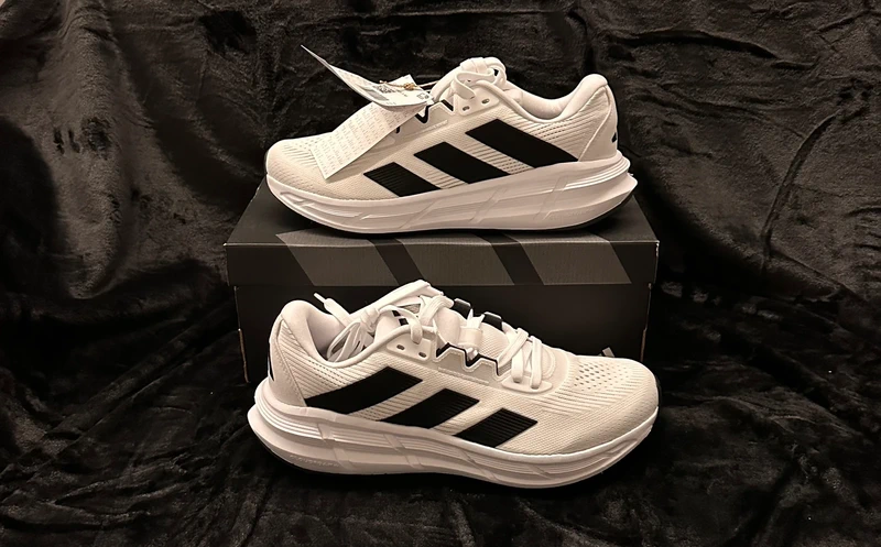 Adidas Questar 3 M Laufschuhe - Größe 44 - Neu