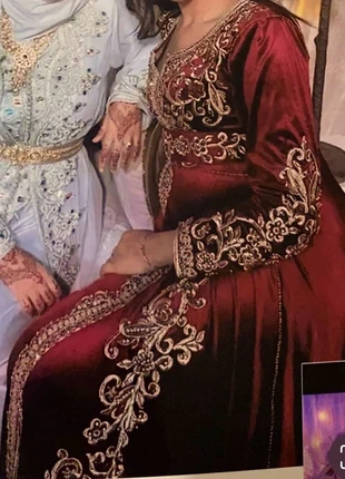 Takchita rouge velours brodée or, marque: salmamastoura, état: Très bon état, taille: Taille unique, 60,00 €, 63,70 € Protection acheteurs incluse