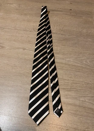 Cravate noir et blanc rayure 100% soie, marque: Vintage Dressing, état: Très bon état, 10,00 €, 11,20 € Protection acheteurs incluse