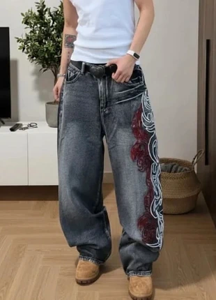 Jean large gris à broderies tribales rouges – Style streetwear Y2K unisexe taille M, brand: EdgeNova Studio, condizioni: Ottime, taglia: M, €56.90, €60.45 include la Protezione acquisti Pro