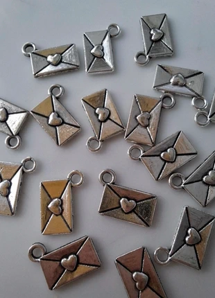 17 stuks bedels hangers metaal zilver grijs hartjes envelop hart, estado: Muito bom, €1.95, €2.75 inclui Proteção do Comprador Pro