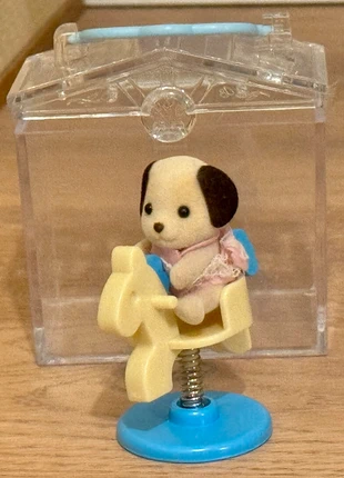 Sylvanian / bébé chien et son cheval à bascule / valisette épuisée à la vente, marque: Sylvanian, état: Très bon état, taille: 4 ans / 104 cm, 8,50 €, 9,63 € Protection acheteurs (Pro) incluse