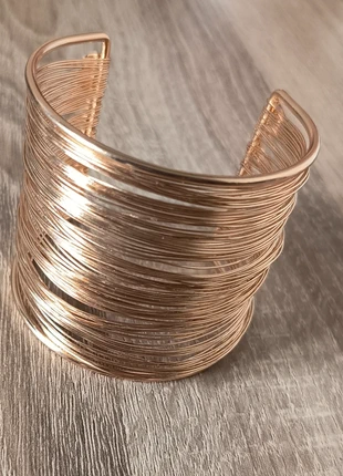 Bracciale rigido regolabile color oro effetto fili, brand: Zara, condizioni: Nuovo senza cartellino, €6.00, €7.00 include la Protezione acquisti